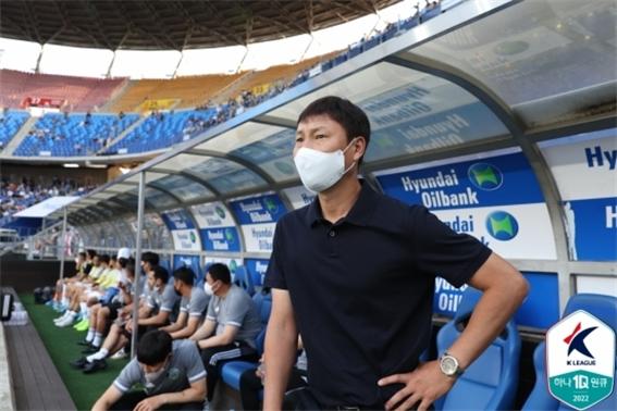 라이벌과의 경기를 승리로 이끈 전북 김상식 감독(사진=한국프로축구연맹)
