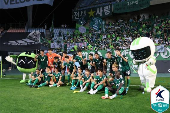 수원을 꺾은 전북 선수단이 팬들 앞에서 승리를 만끽하고 있다(사진=한국프로축구연맹)