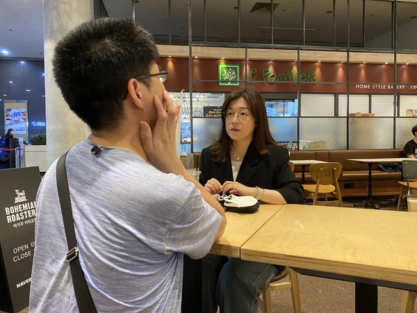 송수진 기자와 인터뷰하는 이영광 기자 