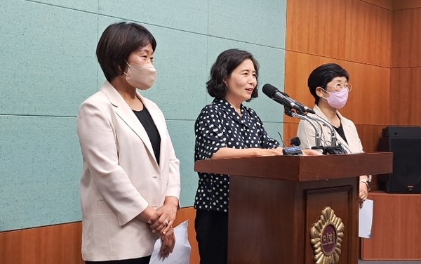 전북도의회 소수 정당 당선자(왼쪽부터 진보당 오은미, 국민의힘 이수진, 정의당 오현숙)은 30일 전북도의회에서 기자회견을 열고 일당 독식 구도의 문제점을 지적했다.