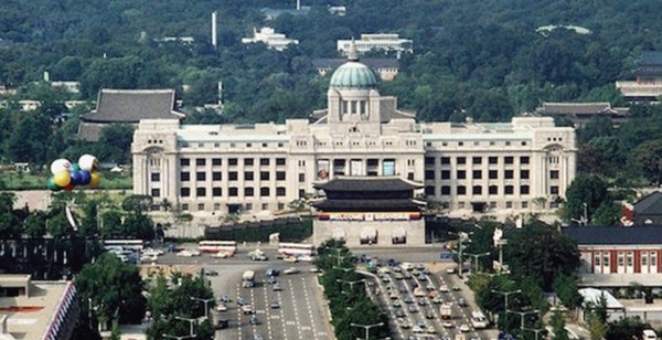 광화문과 청와대 사이에 일제 식민지 시대에는 조선총독부, 해방 후에는 중앙청이라는 이름의 건물이 있었다.(출처=한국조경학회)