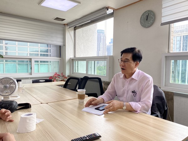 "박지현 비대위원장도 결국은 이재명 의원의 업보"라고 말하는 신경민 전 의원.