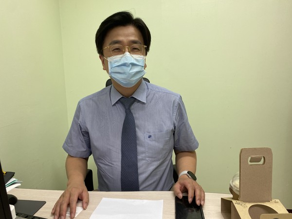 "다른 변이가 계속 릴레이하면서 꽤 오랜 유행이 될 것"이라고 말하는 이재갑 교수