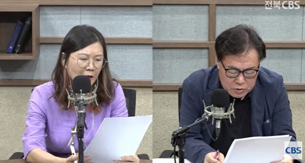 18일 전북CBS 시사프로그램 '컴온라디오'의 첫 '시사 기상도'에 출연한 박주현 전북의소리 대표(오른쪽)와 진행을 맡고 있는 김도현 변호사(왼쪽)