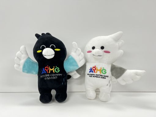 전북 아태마스터스대회 조직위원회는 대회 마스코트인 ‘아치(Achi)와 태치(Taechi)’가 들어간 기념품의 1차 제작을 완료하고 20일 온라인 스토어를 오픈했다.(사진=전북도 제공)