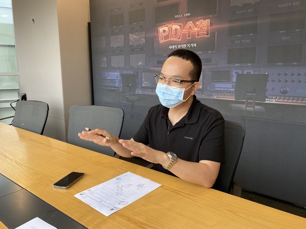 "소년들이 발견된 곳에서 200m 정도 아래 군부대 사격장이 있었다"고 강조하는 이중각 PD.