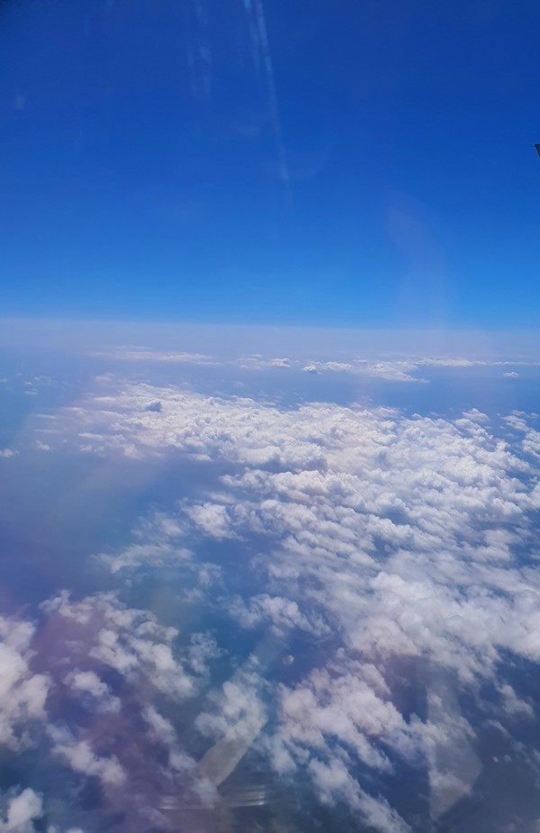 비행기 안에서 바라본 하늘을 나는 구름떼 풍경. 