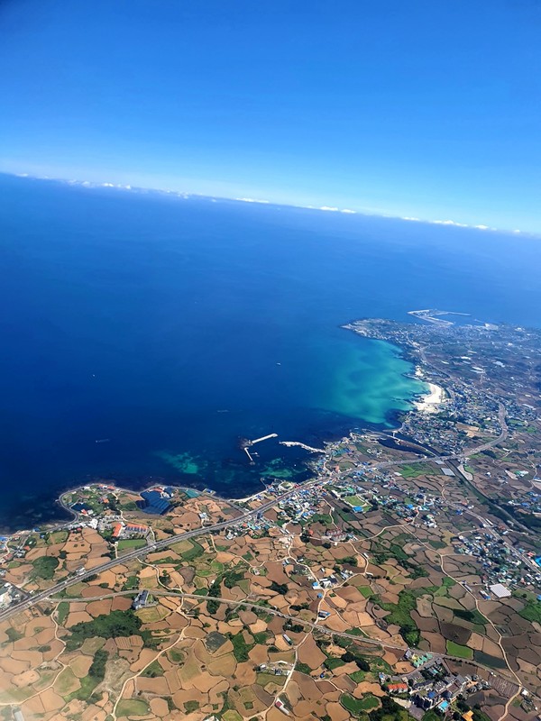 착륙하기 전 비행기에서 마주한 제주의 내륙 모습.
