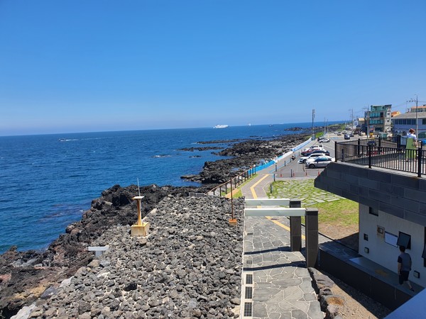 해안도로 끝 전망대에서 마주한 먼 바다 풍경.