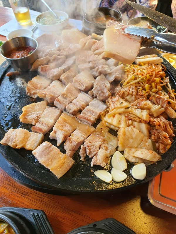 흑돼지와 묵은 김치가 잘 어울려 맛이 환상적이다.