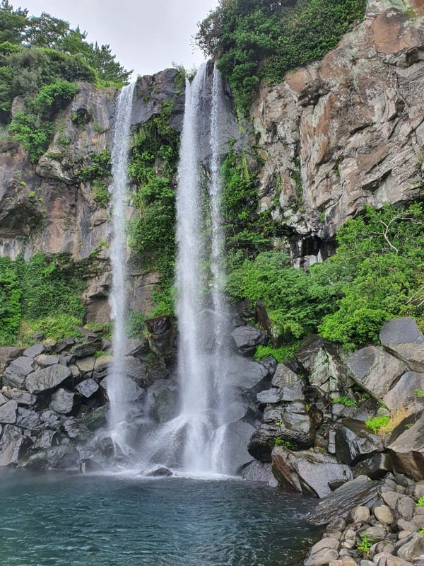 정방폭포 전경.