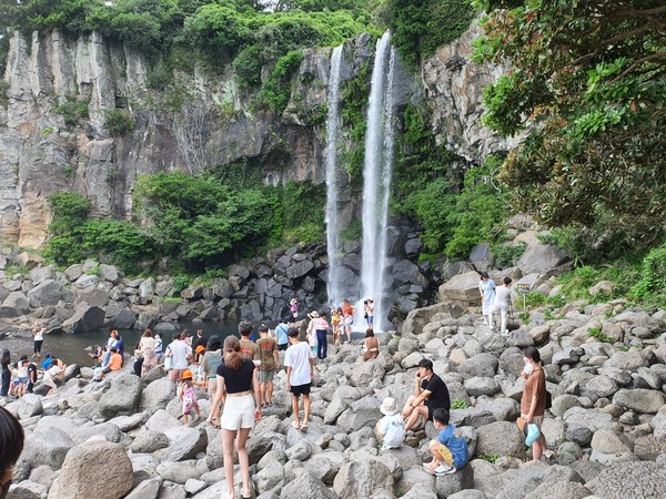 정방폭포를 구경하러 온 사람들.