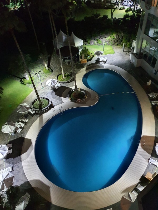 호텔 정원의 야경