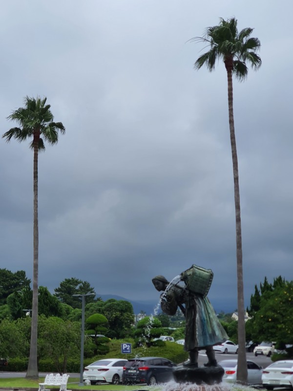 호텔 주차장 입구에서 마주한 '제주의 옛 여인' 동상.