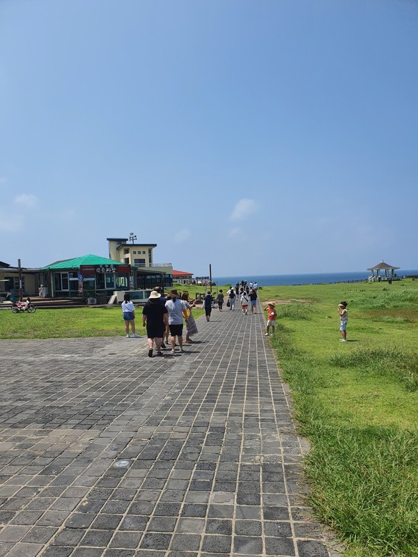 마라도에 도착한 사람들이 걷고 있는 모습.