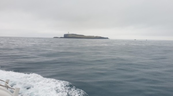 모슬포항에서 출발한 지 30여분 만에 배에서 마주한 마라도 섬.