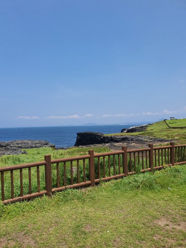 마라도에서 멀리 바라보이는 제주도.