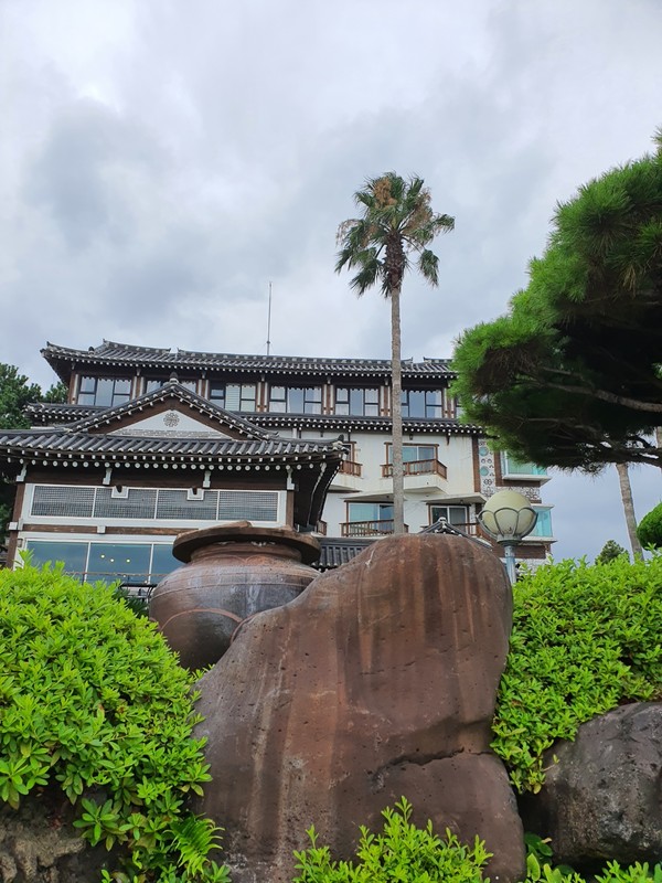 서귀포에서 제주시로 향하던 도로에서 만난 고풍스런 한옥호텔 모습.