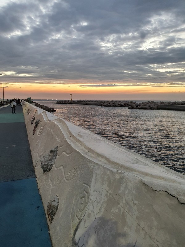 마지막 날 저녁 제주의 짙은 구름 속 노을.