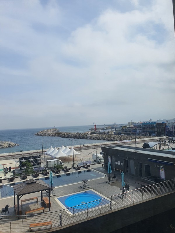 호텔에서 멀리 보이는 제주한림항 모습.