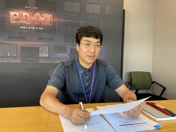 "임금피크제는 합법의 탈을 쓰고 노동자의 임금을 삭감하고 있으며, 더 나가서는 위장 해고의 수단으로 사용되고 있다"고 말하는 황순규 PD.