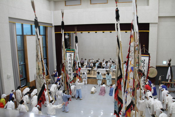 4개 마을 구성원 일동이 좌상단에게 예를 표하고 있다. 