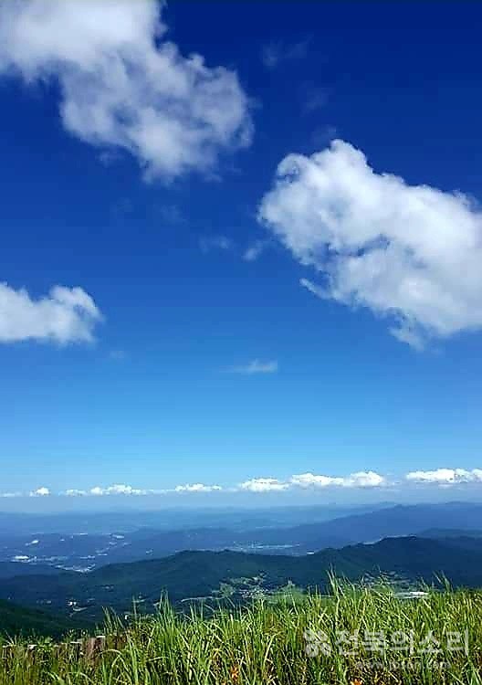 지리산 정령치를 넘어 노고단으로 가는 길에서 바라본 풍경. 