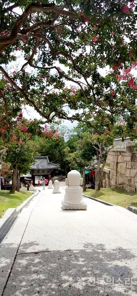 동자승 뒷모습을 환하게 비춰주는 배롱나무꽃.