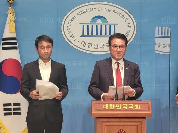 국민의힘 정운천 의원(오른쪽)과 더불어민주당 한병도 의원(왼쪽)이 18일 국회 소통관에서 기자회견을 열고 전북특별자치도법 동시 발의에 대해 설명했다.(사진=정운천 의원실 제공)