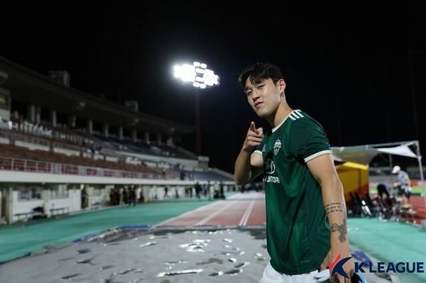 경기장을 빠져나가는 선제골의 주인공 송민규(사진=K리그)