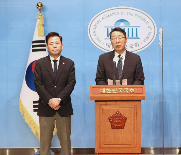 더불어민주당 윤영찬 최고위원 후보가 22일 국회에서 후보직을 사퇴하고 송갑석 후보 지지를 선언했다.(사진=송갑석 의원실 제공)