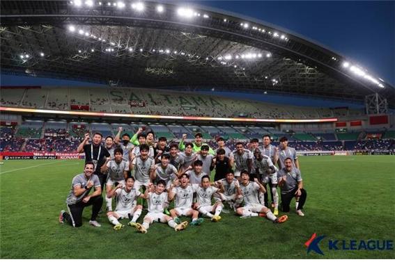경기 뒤 사이타마 스타디움에서 승리를 만끽하는 전북 현대 선수들(사진=한국프로축구연맹)