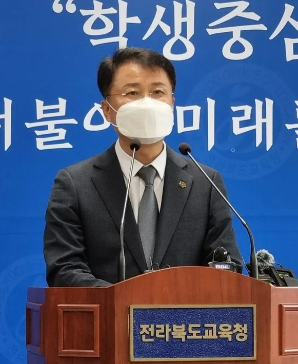 전북도교육감 선거 과정에서 제기된 '동료교수 폭행 의혹 피해 당사자'인 전북대 이귀재 교수가 5일 전북도교육청에서 기자회견을 열고 폭행 사실을 전면 부인했다.