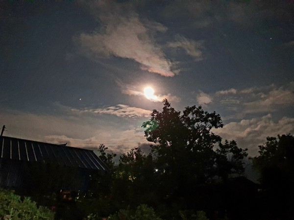           구름과 함께 서서히 사라지는 한가위 보름달.