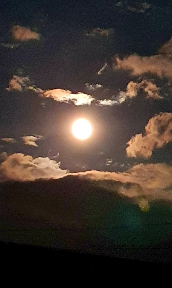 저녁 9시쯤 휘영청 구름 위로 떠오른 한가위 보름달.