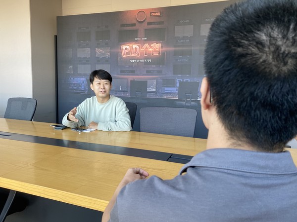 소형준 PD와 인터뷰하는 모습.