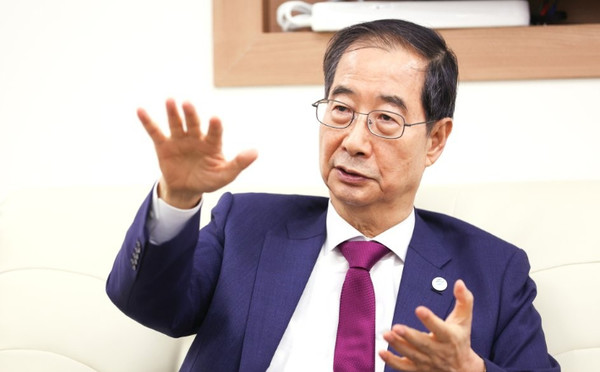 한덕수 국무총리가 13일 정부세종청사에서 열린 태양광 부실 사업 등과 관련한 출입기자단 간담회에서 질문에 답변하고 있다.(사진=총리실 제공)