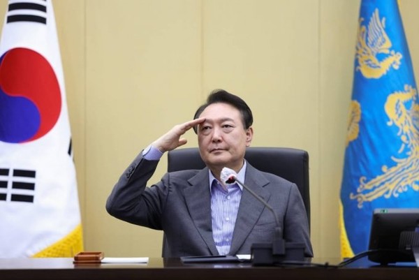 윤석열 대통령이 10일 대통령실에서 해외파병 근무 중인 한빛부대(남수단), 동명부대(레바논), 청해부대(오만), 아크부대(아랍에미리트) 장병들과 화상통화를 하며 격려하고 있다.(사진=대통령실 제공)