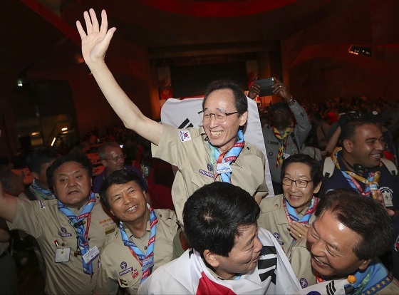 2017년 8월 17일 '2023 세계스카우트잼버리대회' 유치에 성공한 전북 유치단이 송하진 전 도지사를 무등 태우고 기쁨을 함께 나누고 있다.(사진=전라북도 제공)