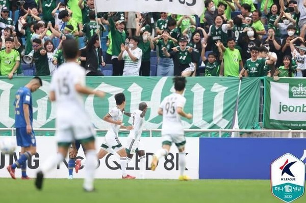 경기를 승리로 이끈 바로우가 전북의 원정 응원단과 기뻐하고 있다 (사진=한국프로축구연맹 제공)