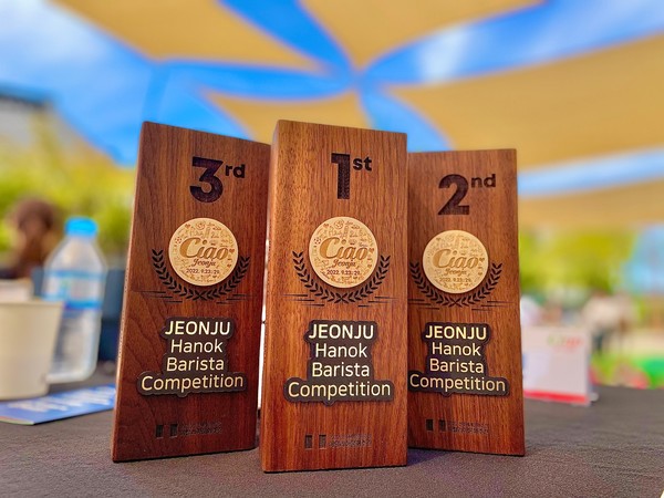 제1회 전주 바리스타 대회에서 우수한 바리스타들에게 수여된 상패들.  