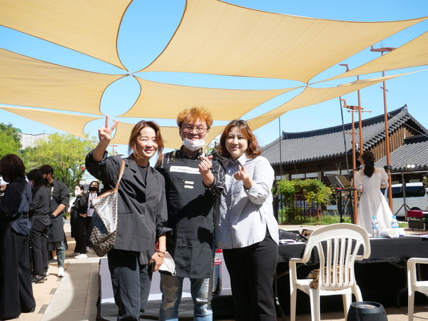 바리스타 대회 집행위원장(가운데)과 전주시 관계 공무원들.