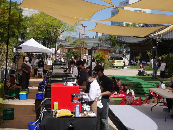 전주 한옥마을에서 커피 바리스타들이 기량을 펼치고 있다.