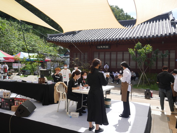 심사위원들의 평을 받고 있는 바리스타 대회 참가자.