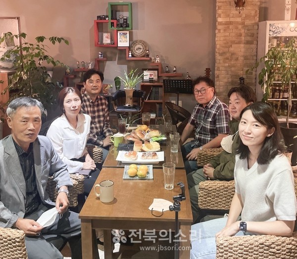 30일 전북의소리 독자참여편집위원회(위원장 강푸름)가 오후 7시부터 약 2시간 동안 6명의 위원들이 참석한 가운데 회의를 진행했다.