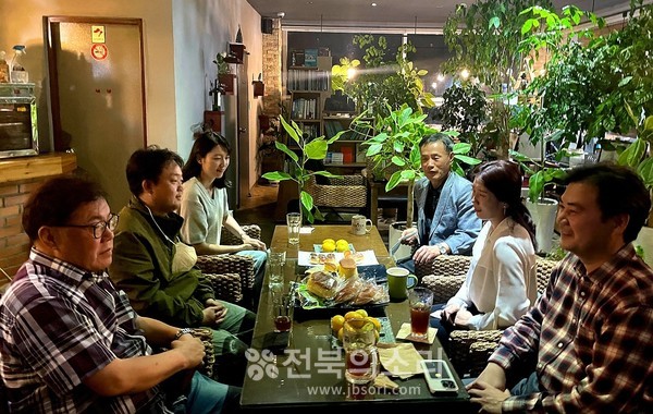 박주현 전북의소리 대표는 포털 뉴스검색제휴 평가 과정 및 문제점 등을 설명한 뒤 ”포털을 의식하지 않고 더욱 당당하게 정도의 길을 향해 나갈 것“이라고 밝혔다.