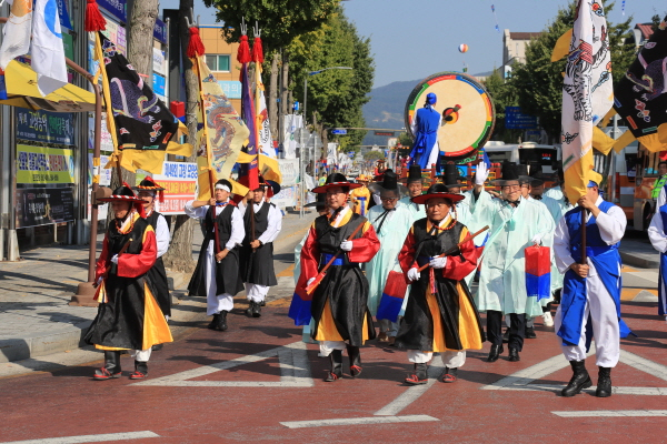 제49회 고창모양성제 개막을 알리는 '원님 행차' 거리 퍼레이드 장면(사진=고창군 제공)