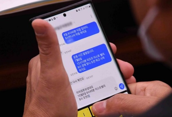 정운천 국민의힘 의원이 4일 서울 여의도 국회 산업통상자원중소벤처기업위원회 회의실에서 열린 국정감사에서 이창양 산업통상자원부 장관의 업무 현황 보고 중 스마트폰을 이용해 골프 약속을 잡고 있는 모습(사진=국회사진기자단 제공)