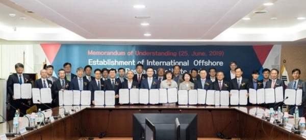 전북대 해양발전플랜트연구소는 2019년 6월 25일 27개 기관 및 기업과 ‘해상풍력기술연구소 및 해상풍력계약학과’ 개설을 위한 업무협약식을 개최했다.(사진=전북대 제공)