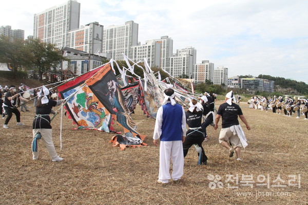 (사)전주기접놀이보존회는 8일 전주기접놀이전수관에서 200여명의 교포 유학생들에게 기놀이, 농악, 우리 춤을 체험하고 기접놀이 체험 행사를 실시했다.(사진=전주기접놀이보존회 제공) 